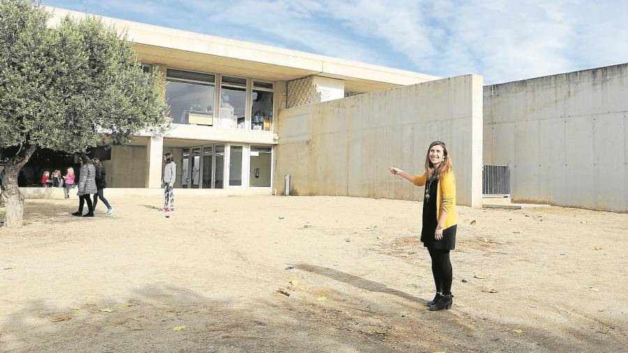La directora del CEIPLa Portalada, Cristina González, señala dónde se construirá el gimnasio, afectado por la falta de recursos. FOTO: a. mariné