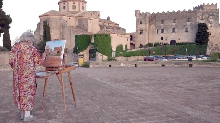 Una artista pintando un cuadro de la iglesia y el emblemático Castell d’Altafulla. FOTO: CEDIDA