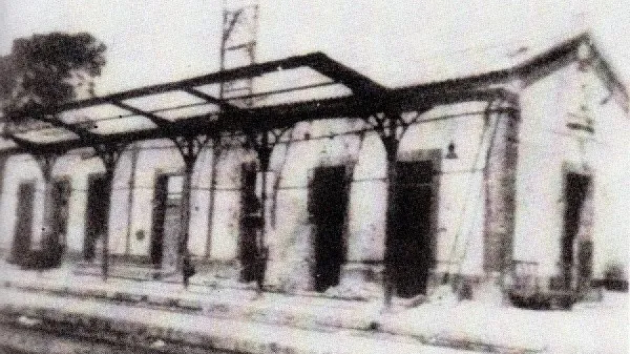 La estación de Sant Vicenç de Calders tras un bombardeo.