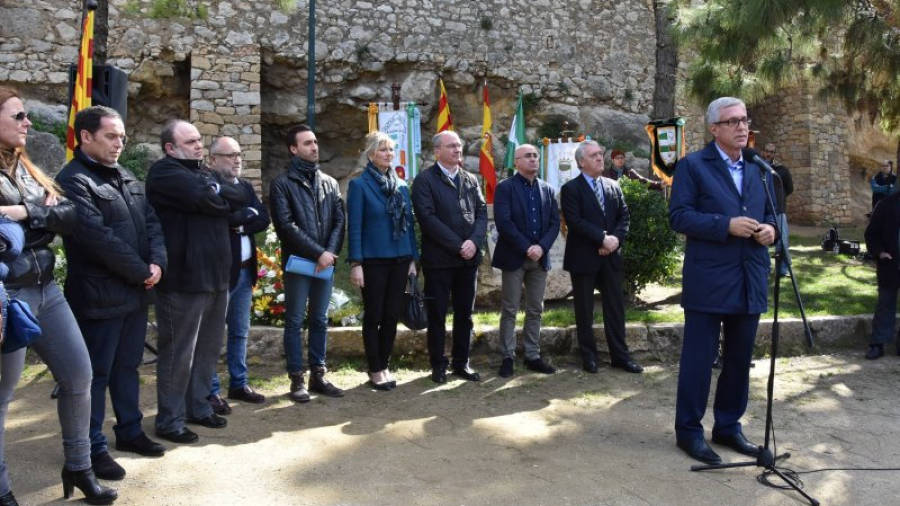 Pla obert del minut de silenci pel casteller de Gavà mort en accident al Serrallo en la commemoració del Dia d'Andalusia a Tarragona. Foto: ACN