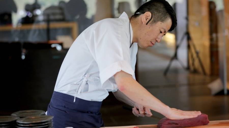 El cocinero japonés, en plena acción en Falset, donde cocinó para periodistas del mundo del motor. Foto: lluís milián