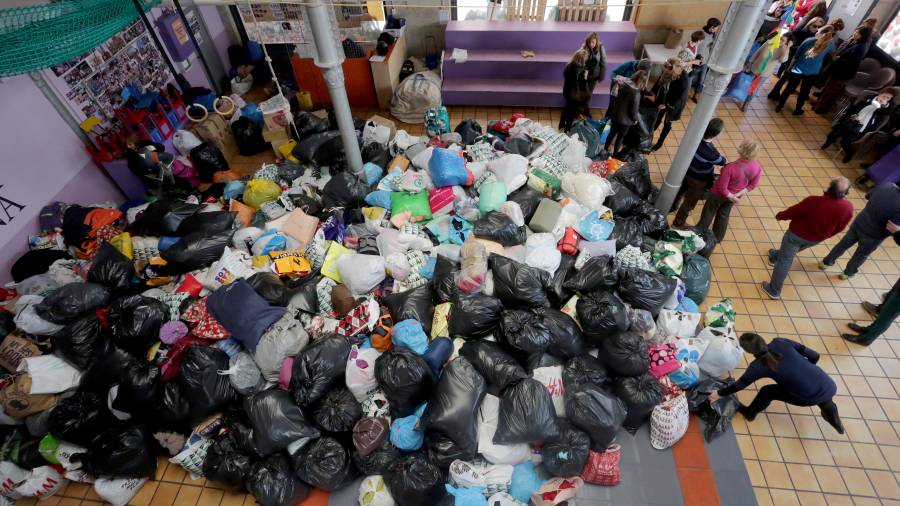 El local de la Colla Jove también se acabó llenando de ropa de abrigo para los refugiados. FOTO: LLUÍS MILIÁN FOTO: L. MILIÁN