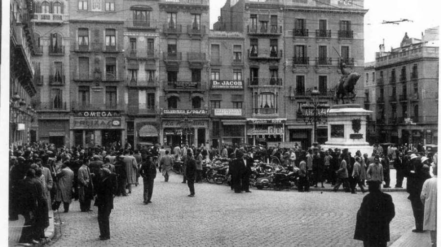 Imatge del Mercat del Dilluns, a la Plaça de Prim. Foto: Arxiu Antoni Zaragoza