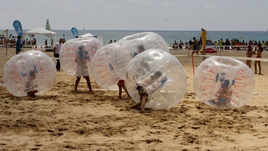 Jugar a fútbol-playa dentro de una burbuja es tan divertido como complejo. Foto: Lluís Milián