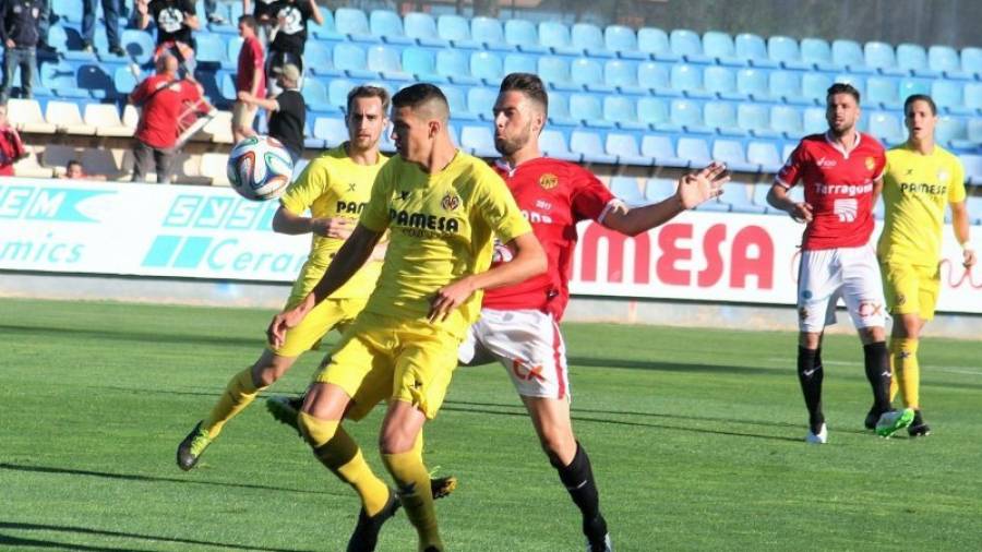 David Rocha, marcando de cerca a un joven jugador del Villarreal. Foto: Mediterráneo