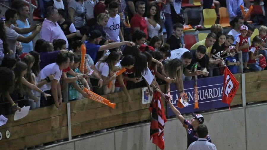 Márquez ha sido aclamado por los fans que acudieron a la Tàrraco Arena Plaça. Foto: LLUÍS MILIÁN