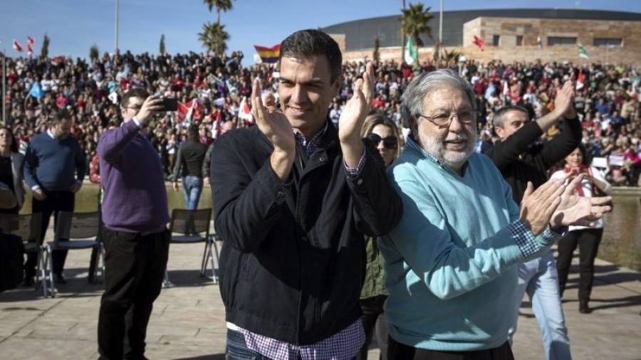 El exsecretario general del PSOE Pedro Sánchez, y el alcalde de Dos Hermanas, Francisco Toscano. FOTO: EFE