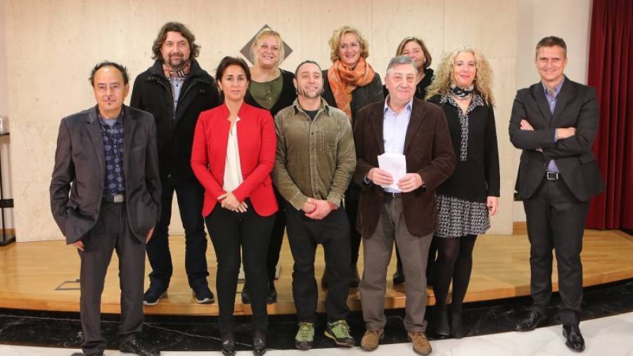 Representants de l'Ajuntament, la Cambra i el sector comercial, aquest dilluns al migdia. Foto: Alba Mariné