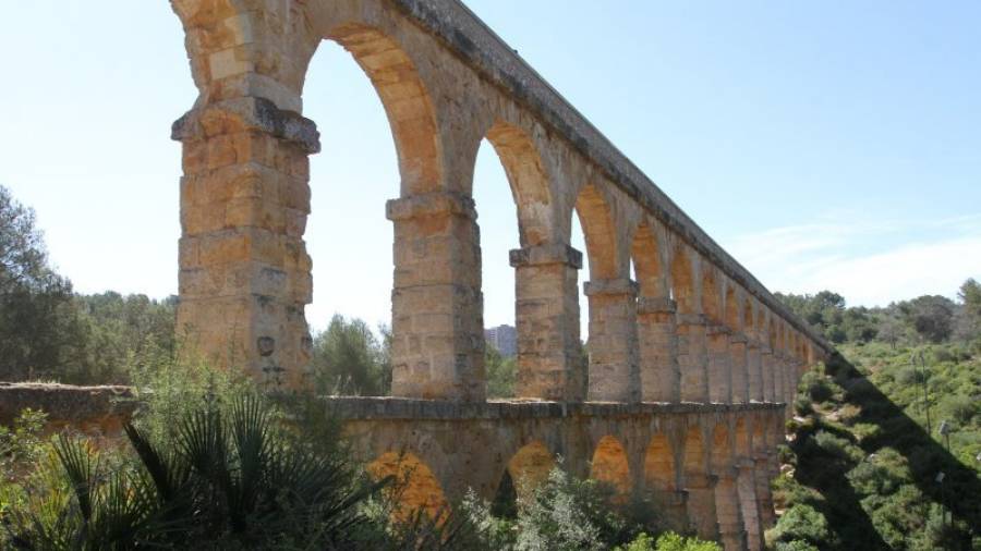 El acueducto romano que sortea el barranco de Els Arcs tiene una longitud de 217 metros para llevar agua del Francolí a la parte baja de la metropoli. Foto: Lluís Milián