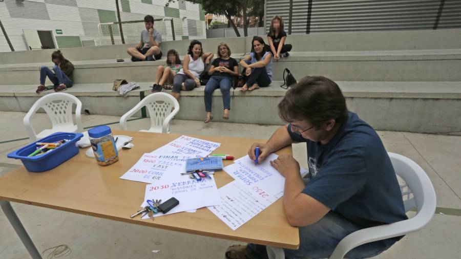Un grupo de padres preparando las actividades en el institut Tarragona. Foto: Llu&iacute;s Mili&aacute;n