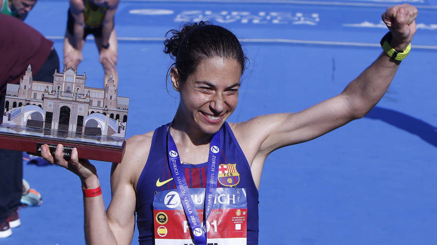 Marta Galimany, con el trofeo de vencedora que le entregaron nada más cruzar la meta del maratón de Sevilla. FOTO: DIARIO DE SEVILLA