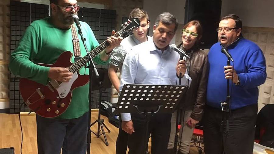 Imatge del dia de gravació de l'himne d\'Ara Reus amb el cantant Ariel Santamaria. Foto: Video Youtube