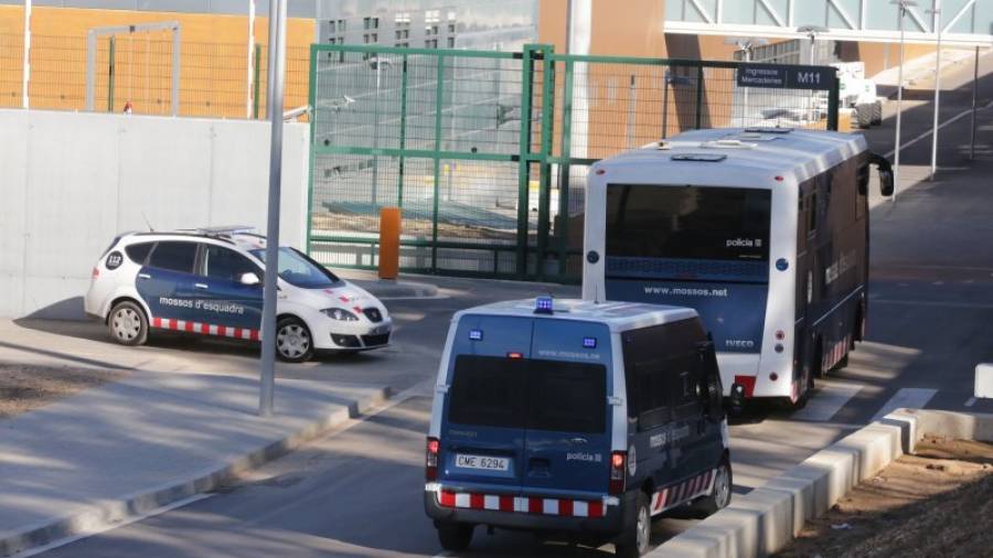 Diversos vehículos de Mossos d'Esquadra en la nueva prisión Mas d'Enric de Tarragona, en una imagen de archivo. Foto: D.T.