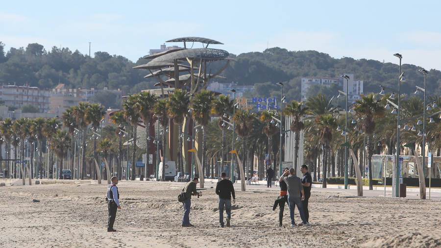 Agentes de los Mossos dâ€™Esquadra peinando la arena de la playa la semana pasada. El temporal ha aportado nuevos restos ahora. FOTO: ALBA MARINÃ‰