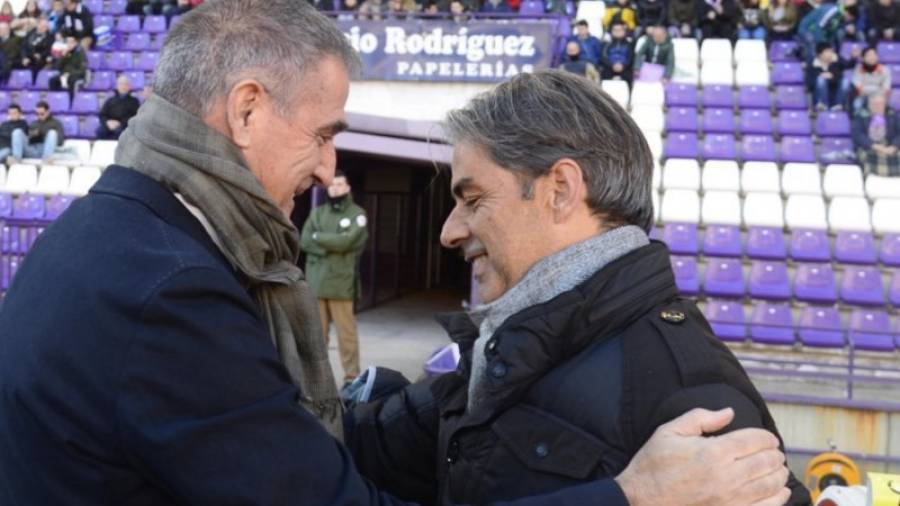 Paco Herrera y Natxo González se saludan antes del inicio del choque en el José Zorrilla. Foto: La Liga 123