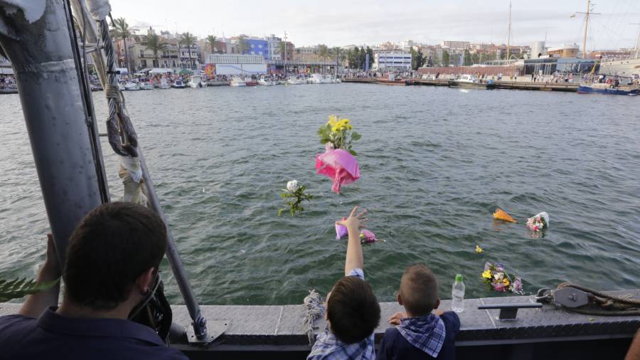 Se lanzaron flores al mar para honrar a los fallecidos. Foto: Llu&iacute;s Mili&aacute;n