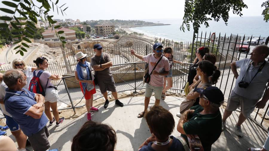 Un grupo de turistas, el pasado mes de julio, delante del Amfiteatre de Tarragona. FOTO: PERE FERRÉ/DT