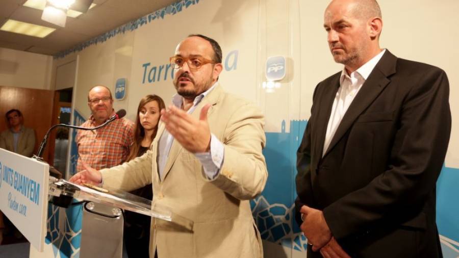 Comparecencia de Alejandro Fernández, único diputado del PP por Tarragona, junto a los miembros de su candidatura. Foto: Lluís Milián