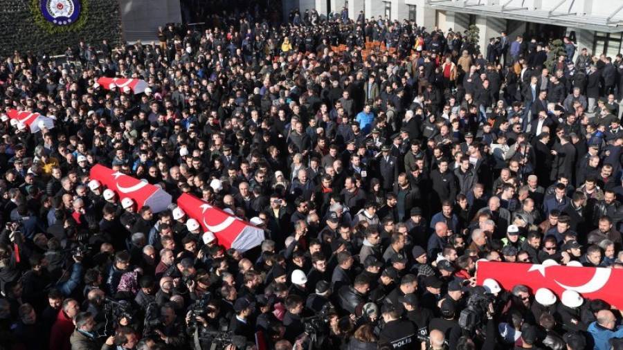 Familiares de las víctimas dicen adiós a los policias muertos. Foto: EFE