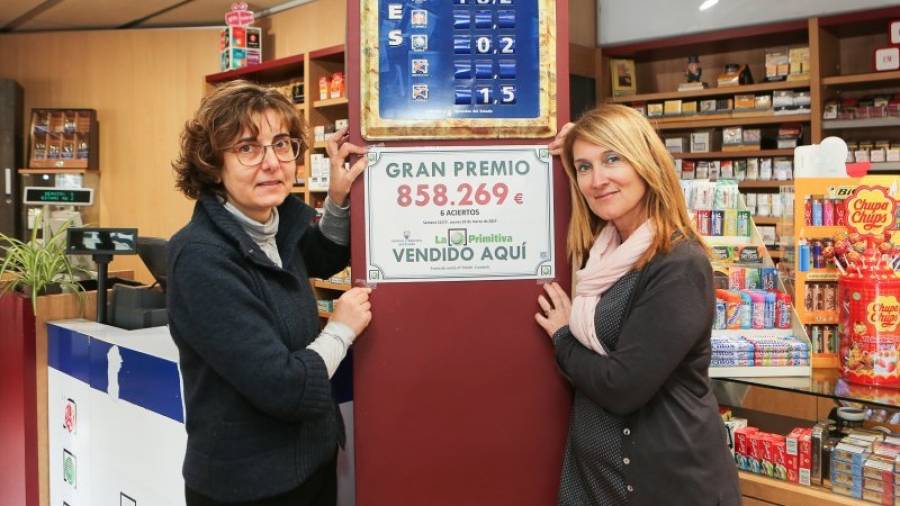 Teresa Martos y Verònica Samà, del estanco número 2 de Cambrils, con el cartel del premio. Foto: alba mariné