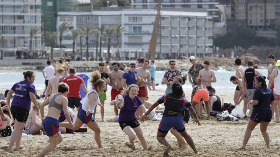 Aunque la fiesta era la parte más visible de los jóvenes británicos, estos pasaban buena parte de las vacaciones practicando deportes. Foto: Pere Ferré