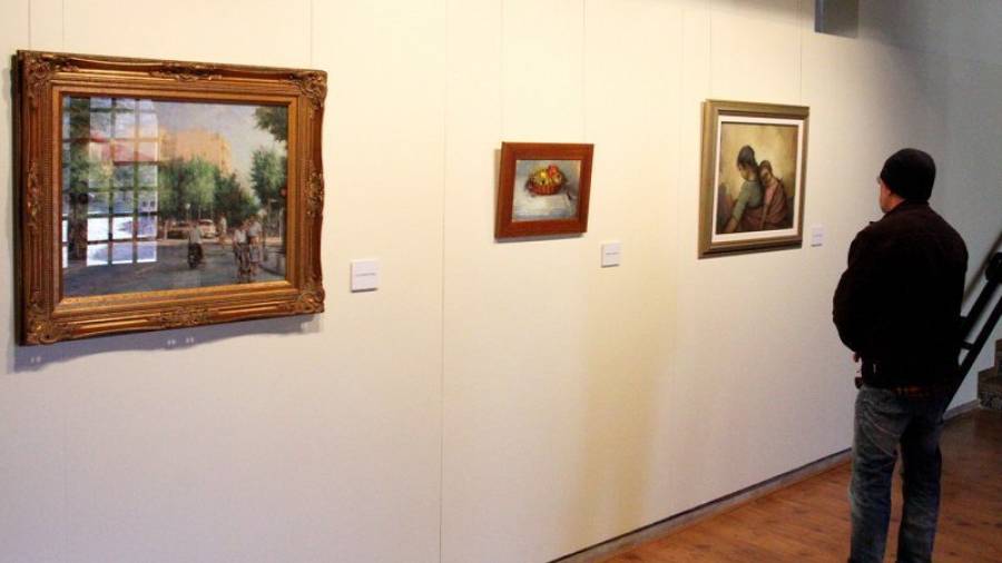 Un visitante observa algunas de las obras de la exposición, abierta hasta el 15 de febrero. Foto: Lluís Milián