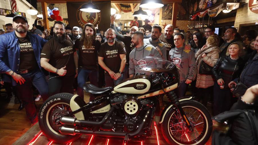 El equipo de Harley Davidson Tarraco que ha customizado la moto.