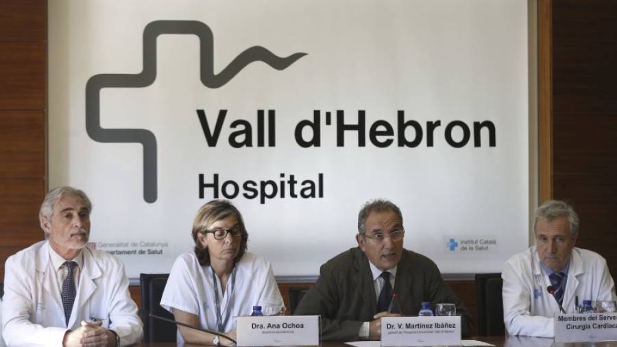 El gerent del Vall d´Hebron, Vicenç Martínez Ibáñez (2d), ahir amb diversos caps mèdics. Alejandro García / EFE