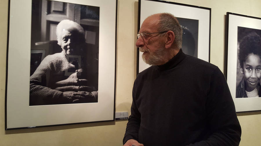 El fot&ograve;graf Tony L. Blom davant d'una de les 33 imatges exposades.