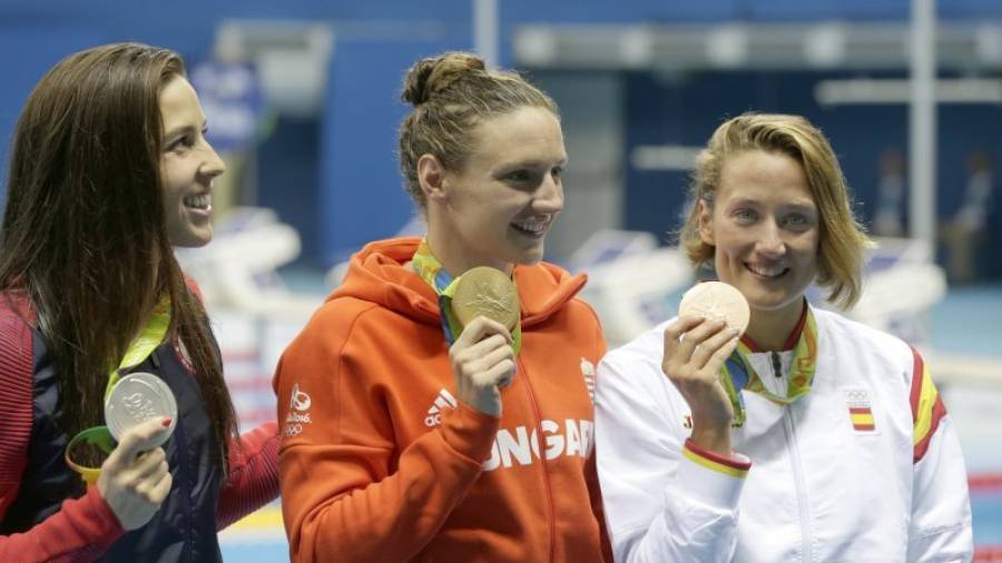 La española Mireia Belmonte, tras ganar la medalla de bronce junto a la norteamericana Elisabeth Beisel, plata, (izq) y la húngara, Katinka Hosszu, oro. Foto: EFE