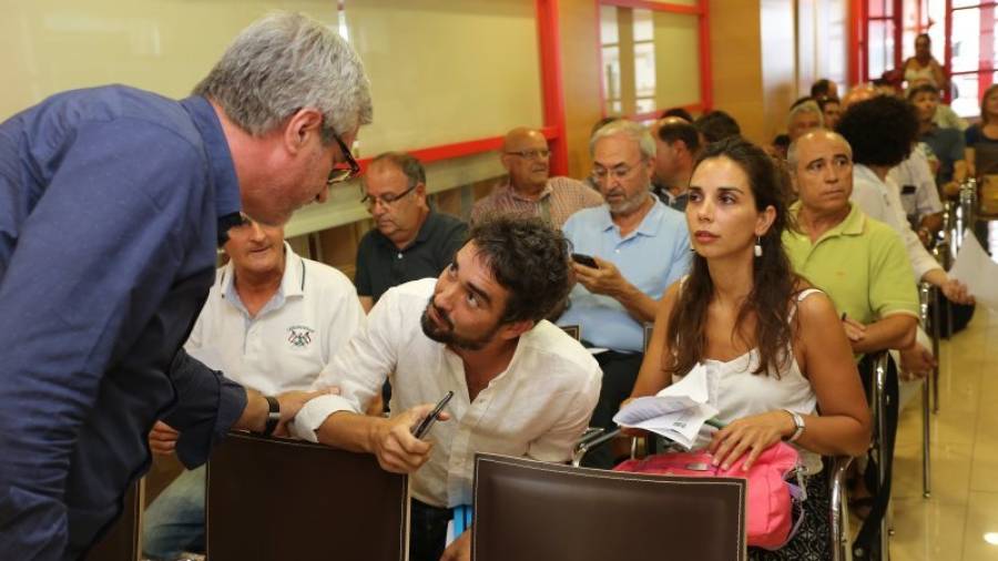 Castillo, charlando ayer con el primer secretario de la Federació, Josep Fèlix Ballesteros. Foto: Lluís Milián