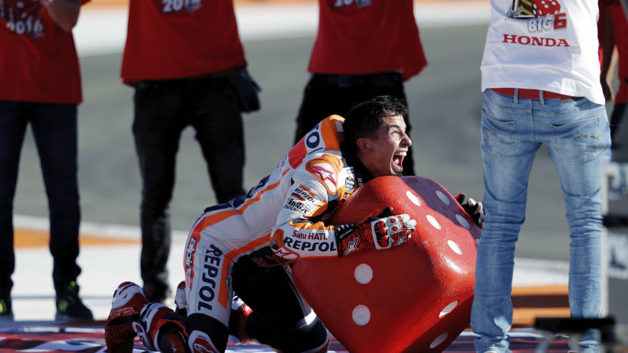 El espa&ntilde;ol Marc M&aacute;rquez (c) (Repsol Honda) celebra su sexto t&iacute;tulo mundial, su cuarto en MotoGP. FOTO: EFE