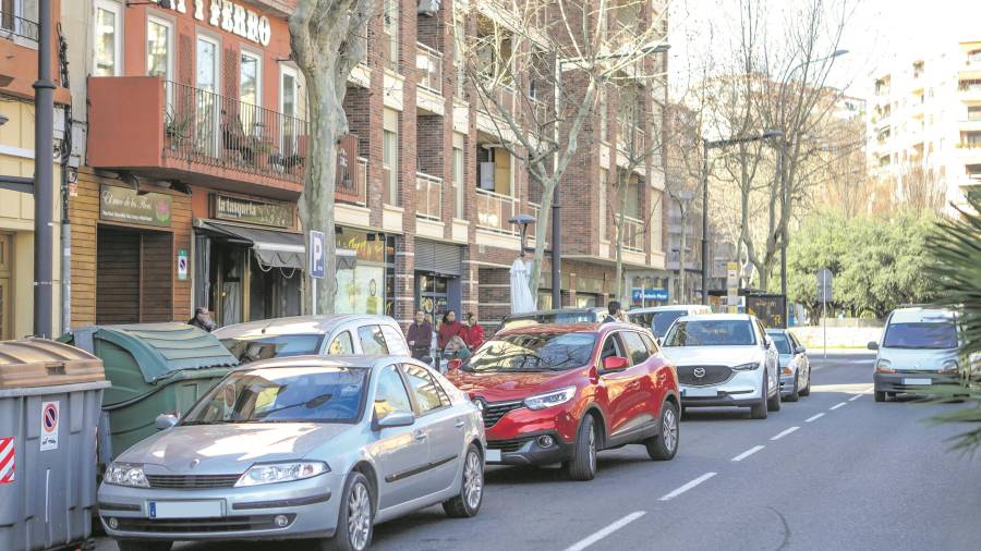 Imagen de la avenida de La Salle con coches estacionados en doble fila. FOTO: ALBA MARINÉ