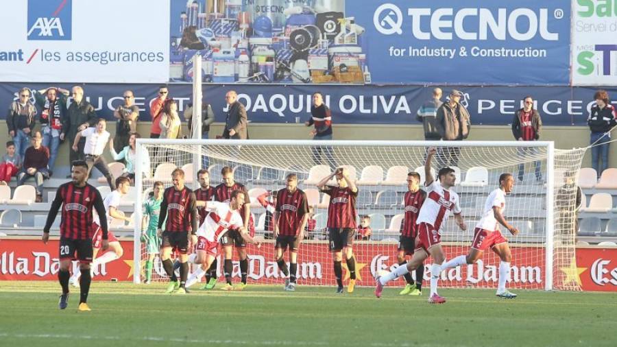 Los jugadores del Reus lamentan el gol de Sainz. FOTO: Alba Mariné