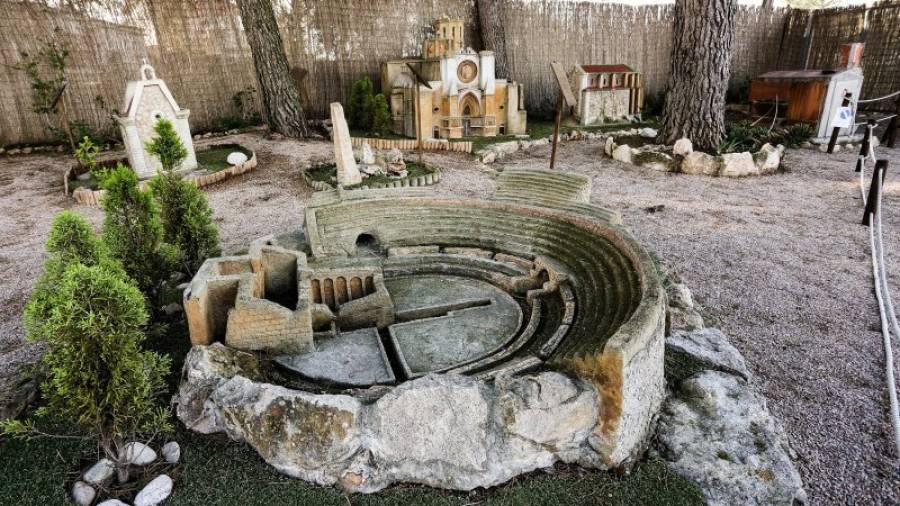 El anfiteatro romano en primer plano, junto con otras réplicas. Foto: Lluís Milián