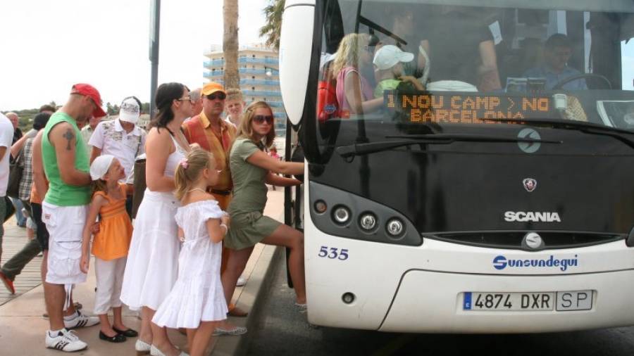 Imatge d'arxiu d'un grup de turistes a La Pineda agafant un autobús per anar al Camp Nou a Barcelona. Foto: ACN