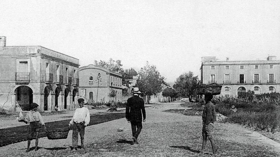 La Aduana, edificio de la derecha, fue la sede municipal. Foto: Arxiu de Salou