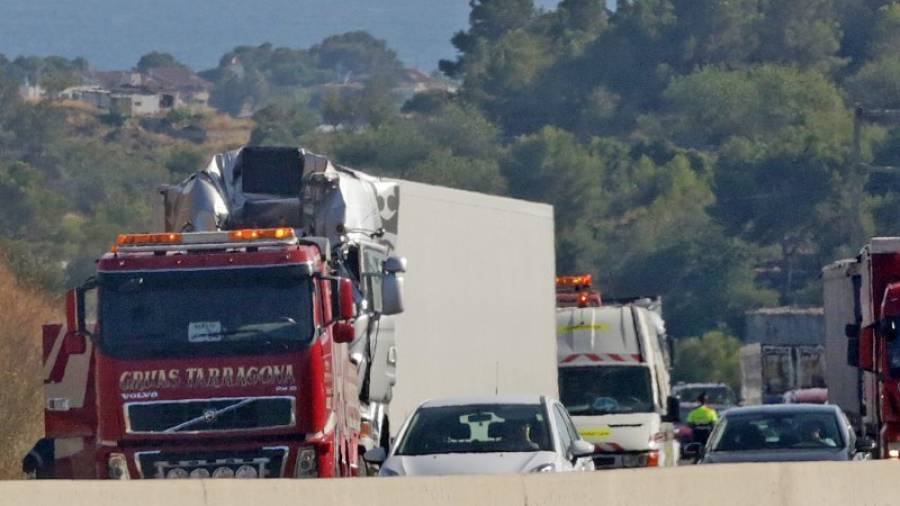 Una grúa retira el camión accidentado en la autovía A-7. Foto: Lluís Milián