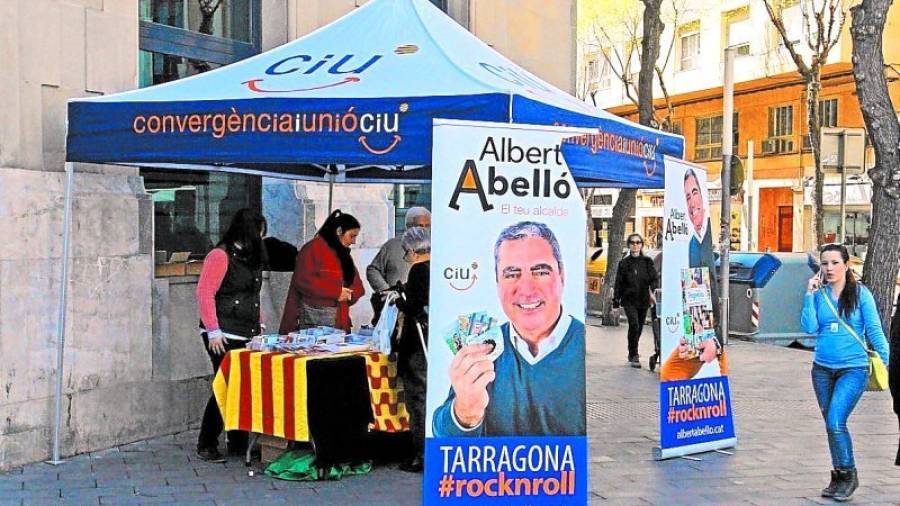 La parada de Abelló, en plena Rambla y presidida por dos grandes fotos del candidato, ayer. Foto: Lluís Milián