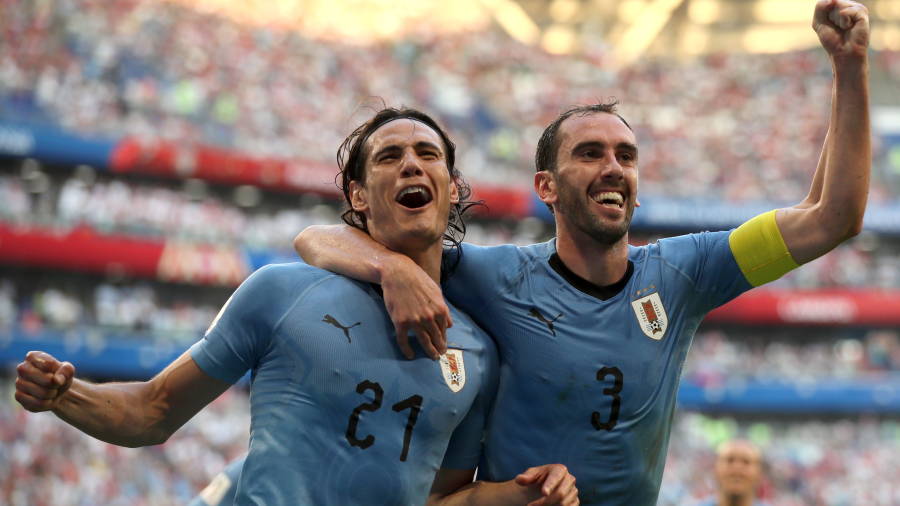 Cavani y Godín celebrando un gol. Foto: EFE