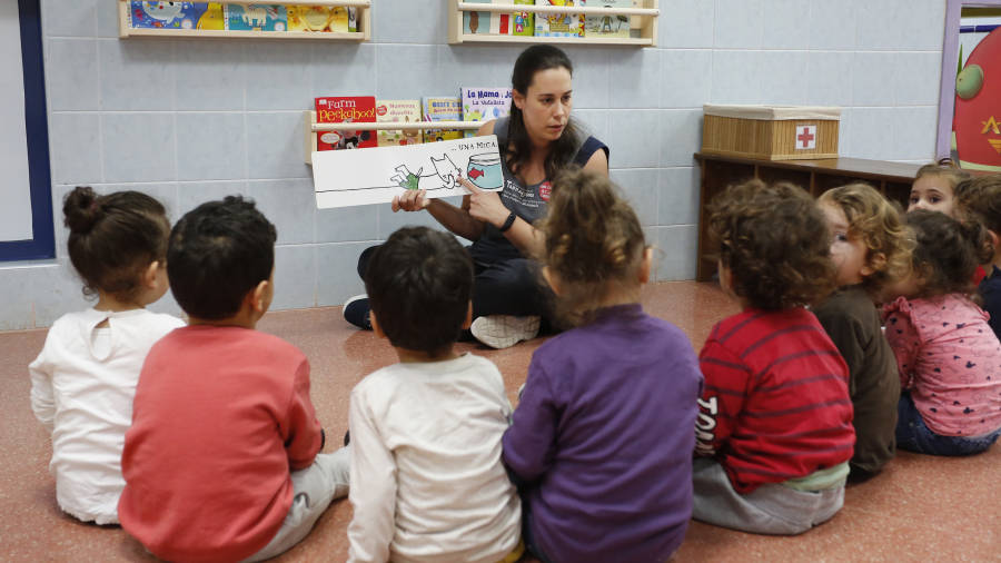 Un grupo de niños de P-2, en el rincón de lectura de la Llar d’Infants. FOTO: PERE FERRÉ