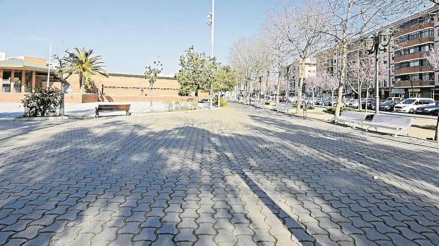 Los vecinos quieren que la plaza situada delante del centro cívico se llame Pilar Pradells Sabaté. Foto: lluis milián