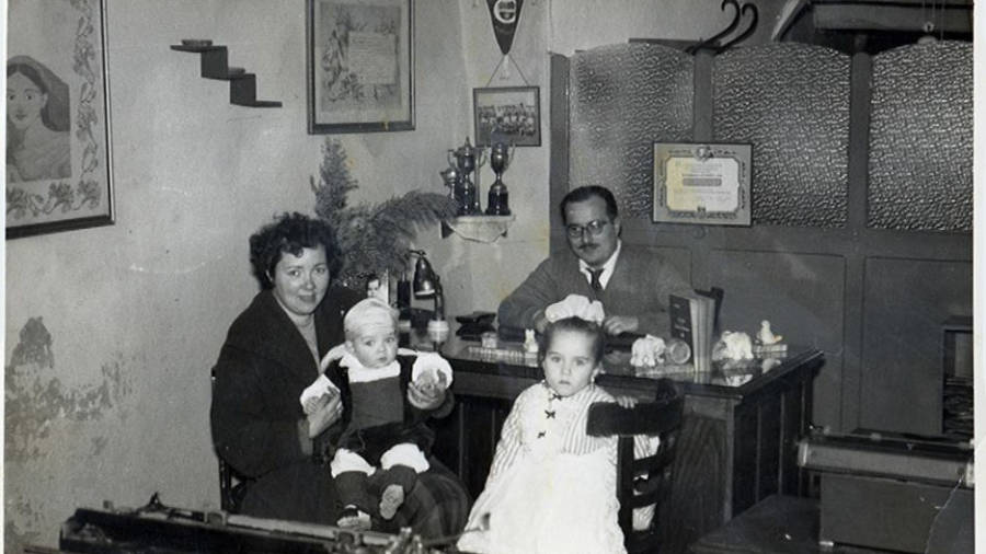 L’any 1958 l’Acad&egrave;mia Patria, amb la Rosita, el Quimet i els seus fills, la Lola i Xavier. FOTO: Arxiu Xavier Mart&iacute;n Saig&iacute; / Tarragona antiga