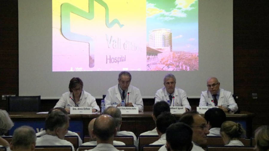 Imatge de la roda de premsa celebrada aquest 5 d'abril a l'Hospital Universitari Vall d'Hebron. Foto: ACN