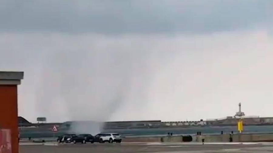 El pequeño tornado se pudo ver ayer en el Port de Tarragona. Foto: @jorobon_matchek