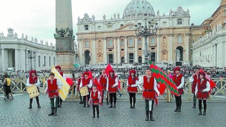 Els abanderats a la Plaça Sant Pere del Vaticà. Foto: Colla Jove Tortosa