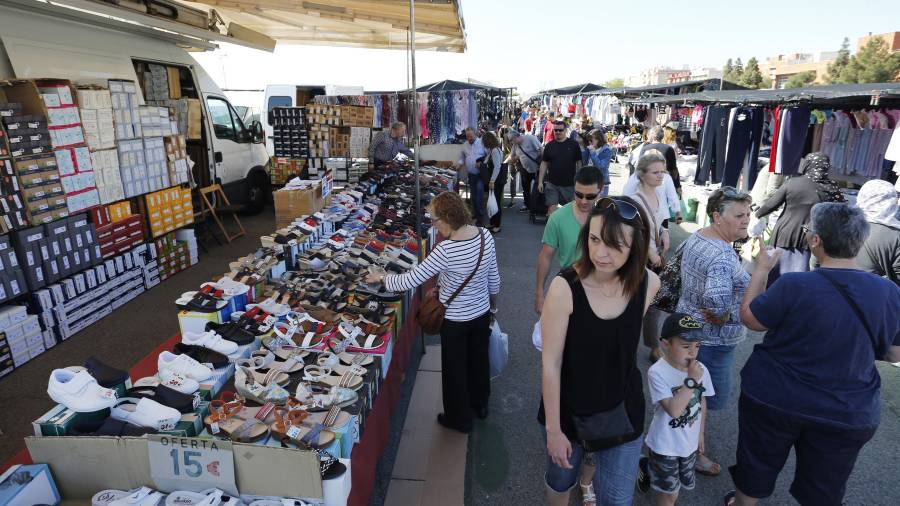 El mercadillo de Bonavista es el más grande de la demarcación de Tarragona. Alberga 800 paradas cada domingo por la mañana. Los marchantes denuncian la presencia de manteros.