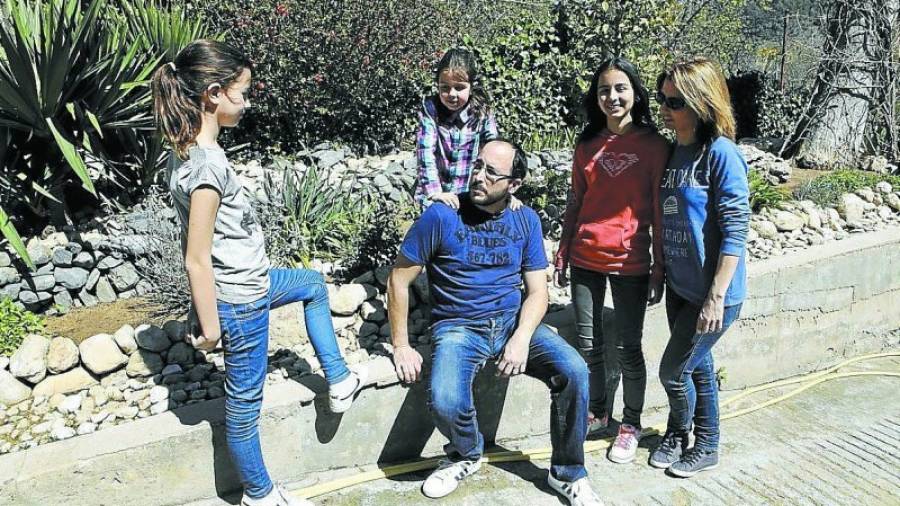 Pere Aluja y su mujer junto a sus tres hijas. Asegura que ha tenido que desembolsar 1.000 euros en los libros de las chicas. Foto: Alba Mariné