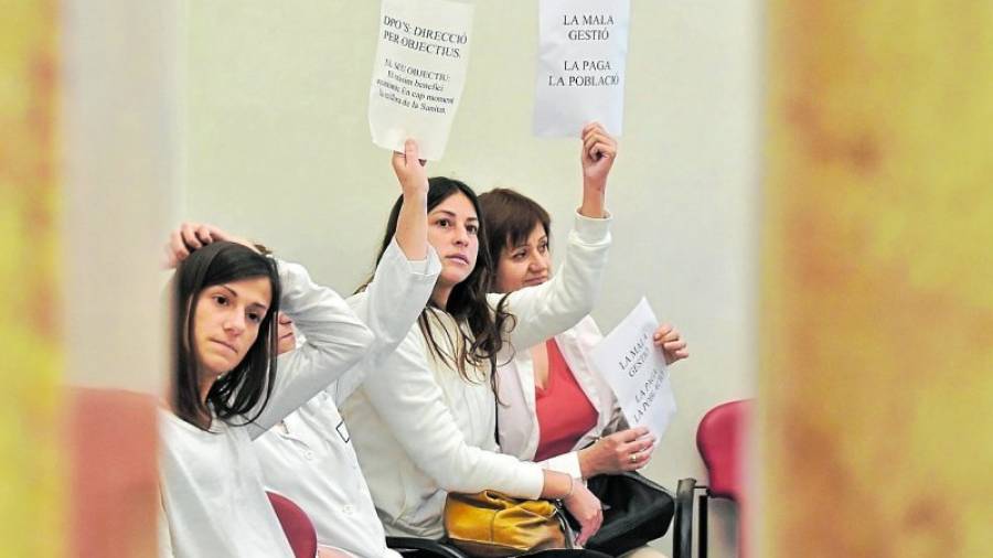 Imagen de archivo de una protesta de los trabajadores del Hospital en un pleno municipal. Foto: A.González/DT