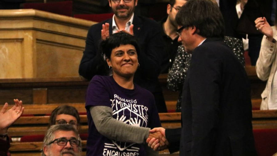 El president de la Generalitat, Carles Puigdemont, estreny la mà a la portaveu parlamentària de la CUP, Anna Gabriel, després de la votació de la qüestió de confiança, el 29 de setembre de 2016